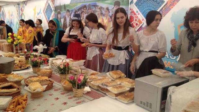 В Астане накрыли 50-метровый дастархан национальных блюд