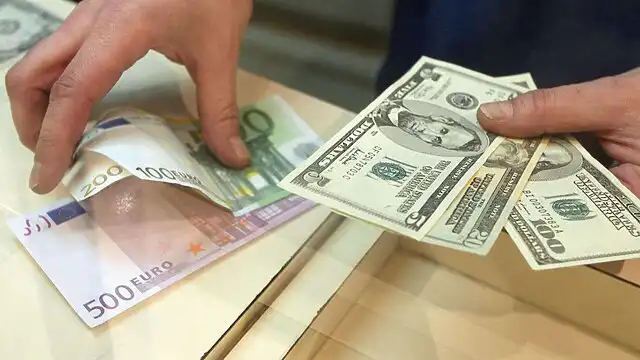 Тенге незначительно ослаб в начале недели