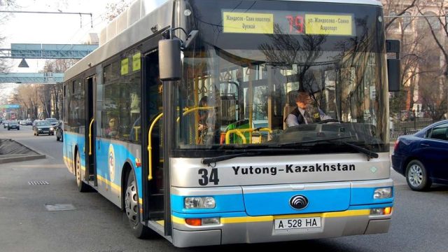 С 1 августа в автобусах и троллейбусах Алматы подорожает проезд при оплате наличными
