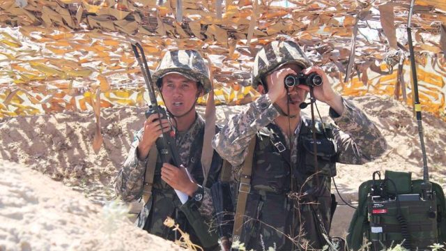 Ротно-тактические учения с боевой стрельбой прошли на базе учебного центра Военного института Сухопутных войск ВС РК