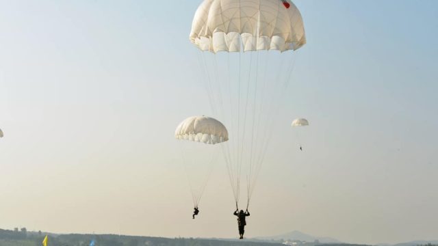 Сборная команда казахстанских десантников совершила первые прыжки в рамках подготовки к конкурсу «Десантный взвод»
