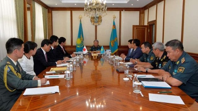 Министр обороны Казахстана провел встречу с Парламентским Вице-Министром обороны Японии