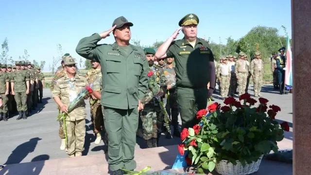 Участники международных соревнований АрМИ-2017 возложили цветы к бюсту Сагадата Нурмагамбетова