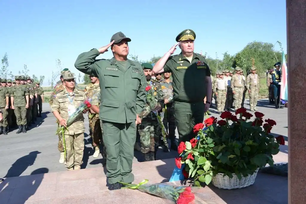 Участники международных соревнований АрМИ-2017 возложили цветы к бюсту Сагадата Нурмагамбетова