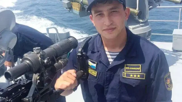 Офицер Военно-морских Сил ликвидировал пожар в жилом доме