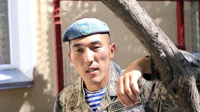 Военнослужащий спас двоих детей из горящей квартиры
