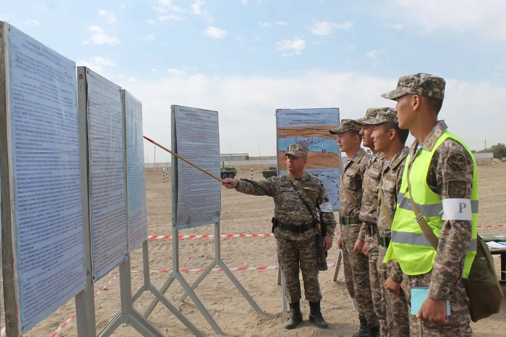 В Военном институте Сухопутных войск проходят практические занятия по преодолению водных преград