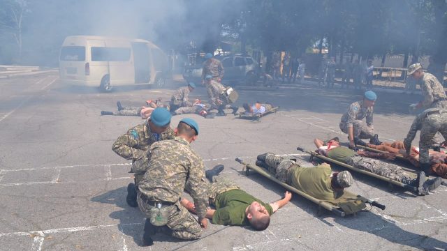 Американские военные медики обучают казахстанских миротворцев