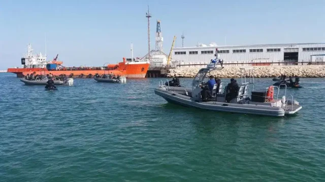 В рамках учений «Каратау-2017» вказахстанском секторе Каспийского морявоенные моряки отработали вопросы противодиверсионной обороны корабля