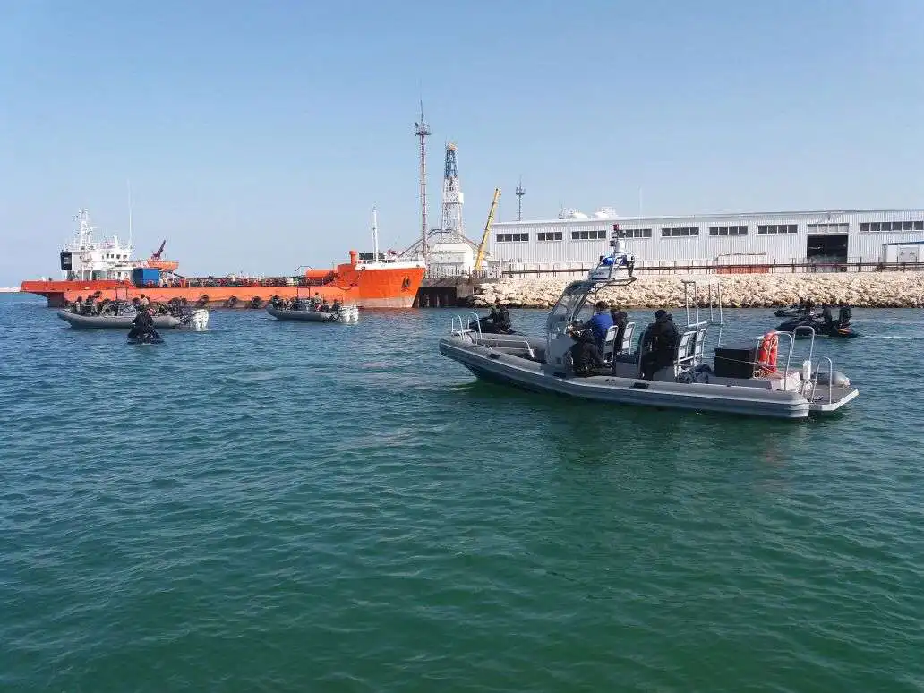 В рамках учений «Каратау-2017» вказахстанском секторе Каспийского морявоенные моряки отработали вопросы противодиверсионной обороны корабля