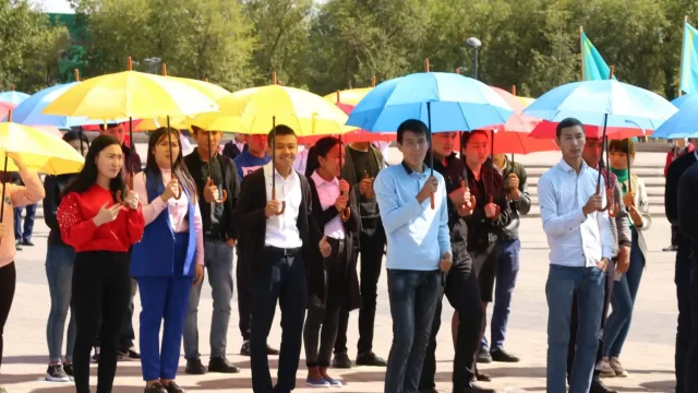 Около 400 студентов в Талдыкоргане приняли участие в флешмобе«Болашаққа бағдар: рухани жаңғыру»