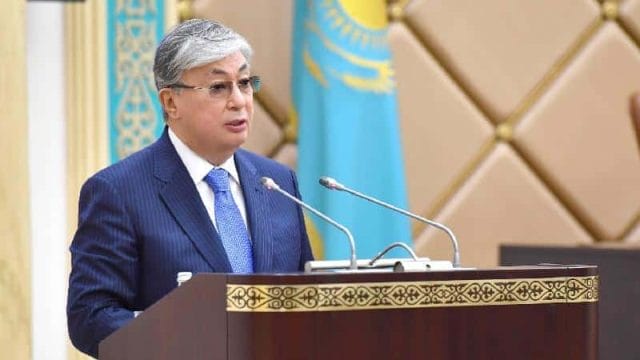Президент Казахстана наградил работников транспорта