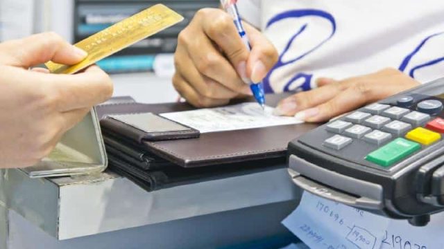 Что делать, если у вас отказываются принимать оплату картой или QR
