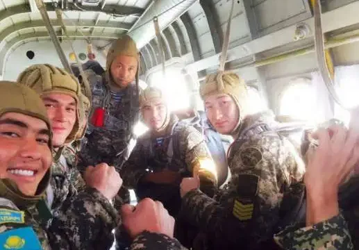 Курсанты Военного института Сухопутных войск отработали учебные прыжки с парашютом