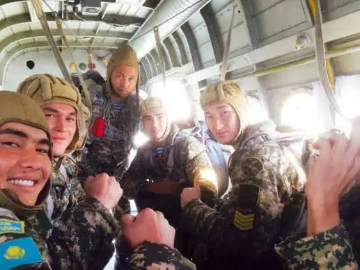 Курсанты Военного института Сухопутных войск отработали учебные прыжки с парашютом