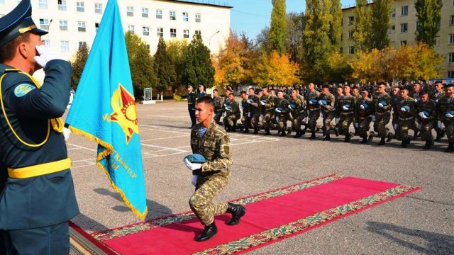 В Вооруженных Силах военнослужащих срочной службы увольняют в запас