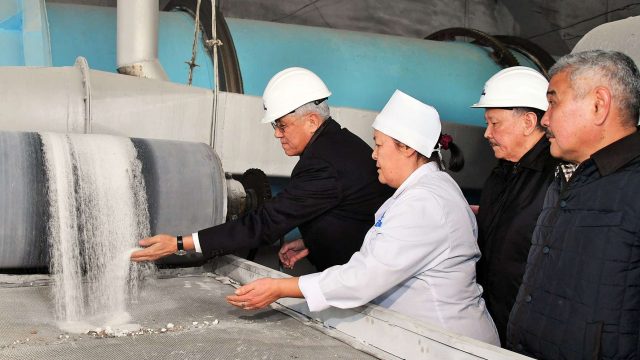 Аксуский сахарный завод первыми получили сахар