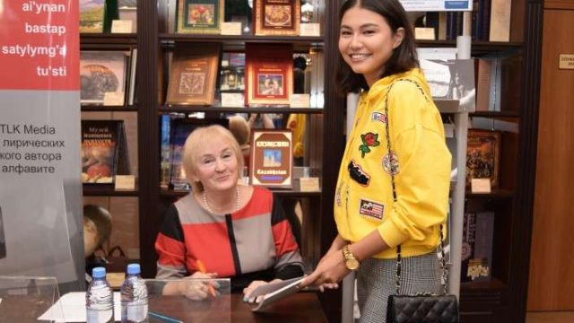 В Алматы презентовали первую в Казахстане художественную книгу на латинице