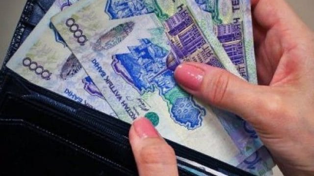 Соцработникам поднимут зарплату с 1 января