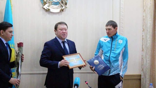 Паралимпийцу Александру Герлицу аким СКО вручил миллион тенге