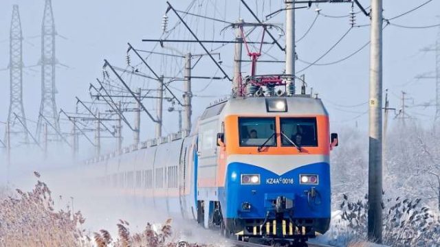 Более 400 человек вывезли поезда в непогоду с трасс Казахстана