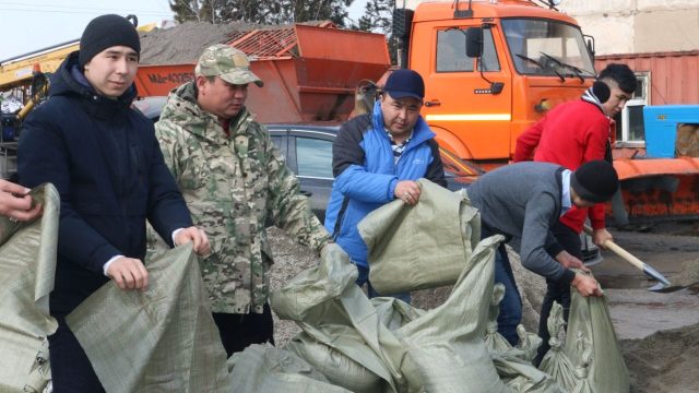 Амандык Баталов встретился с пострадавшими от подтопления