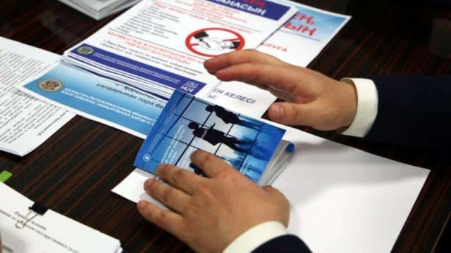 Госслужащим начали выдавать карманную версию Этического кодекса