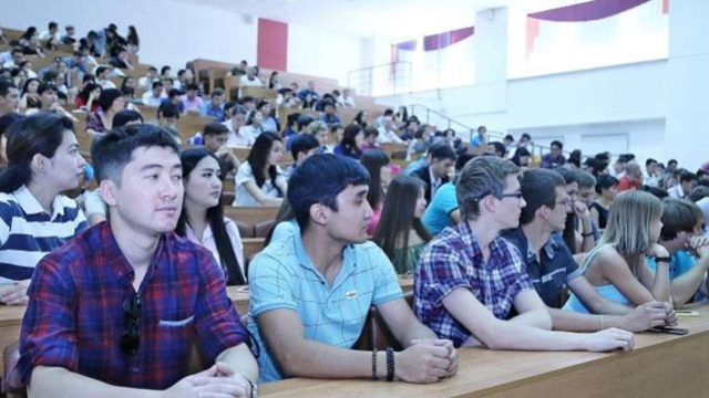 Президент РК поручил выделить 20 тысяч грантов и построить общежития для студентов