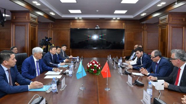 Амандык Баталов встретился с послом Швейцарии в РК Урсом Шмид