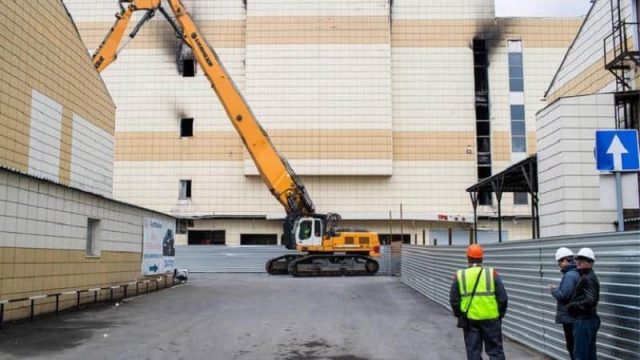 В Кемерово сносят сгоревший торговый центр «Зимняя вишня»