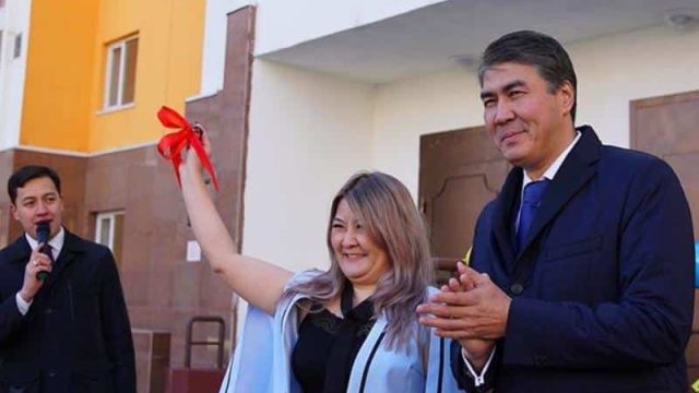 292 квартир в Астане вручил аким Асет Исекешев очередникам и бюджетникам