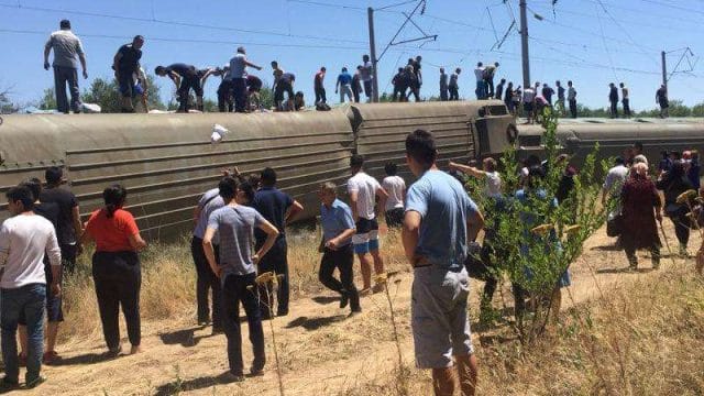 ЧП с поездом: Более 400 пассажиров доставлены в Алматы