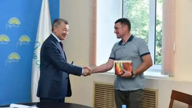 Даниал Ахметов пообещал помочь отцу 18 детей