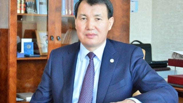 Повышенную зарплату госслужащим с 2019 года пообещал Алик Шпекбаев