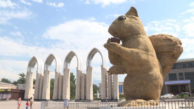 Соломенная белка простоит в Алматы до весны