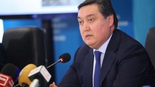 Аскар Мамин распределил обязанности между вице-премьерами