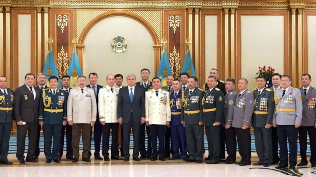 Президент Казахстана Касым-Жомарт Токаев принял участие в церемонии вручения высших воинских и специальных званий, классных чинов 6 Касым-Жомарт Токаев с военнослужащими