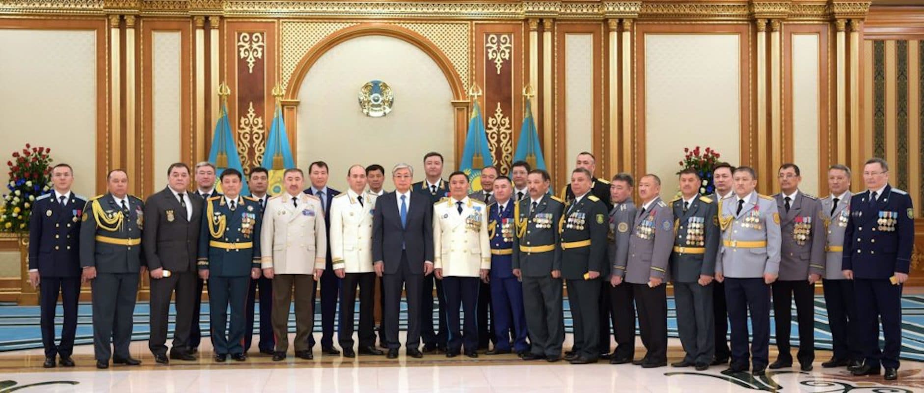 Касым-Жомарт Токаев с военнослужащими