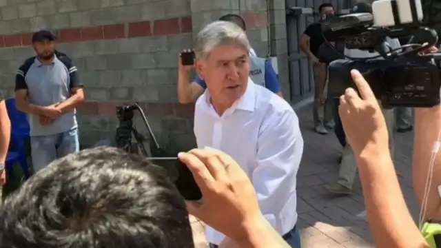 Алмазбека Атамбаева обвиняют в убийстве и захвате заложников