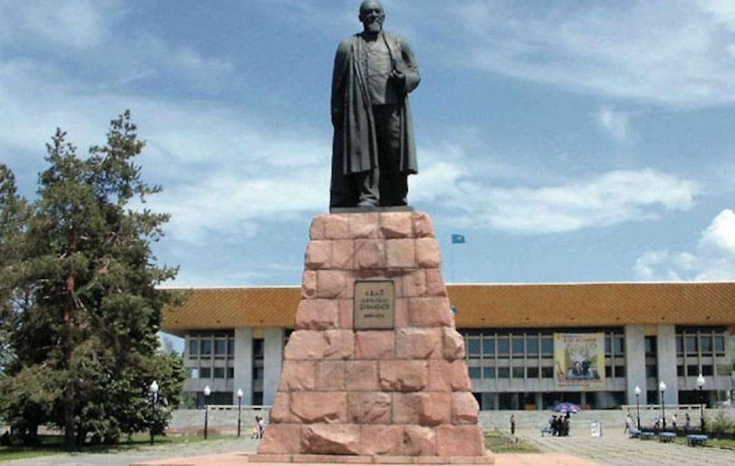 Памятник Абаю Кунанбаеву