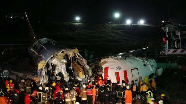 Два казахстанца пострадали при крушении самолета в Стамбуле