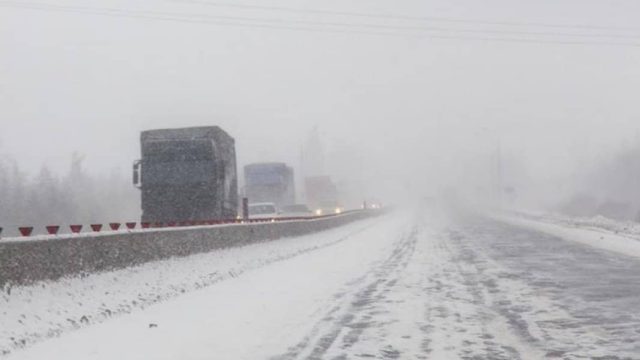 В Нур-Султане и нескольких областях закрыли дороги
