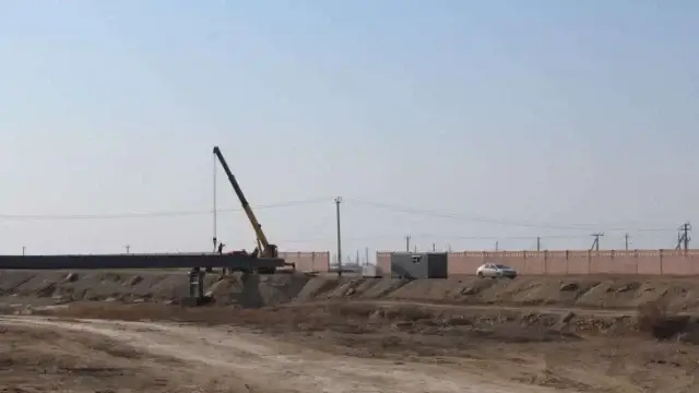 В Актау идет незаконная прокладка нефтетрубопровода под железнодорожными путями