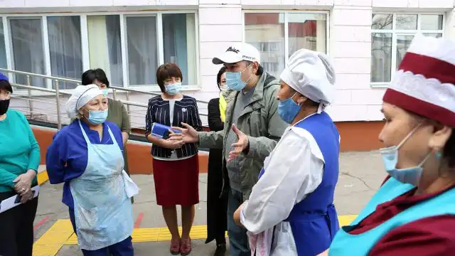 Ержан Бабакумаров и Аружан Саин посетили специализированный комплекс для детей-сирот в Алматы