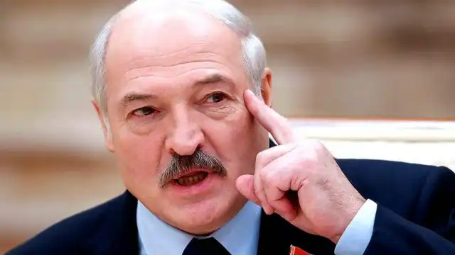 Лукашенко предложил обсудить возможность корректировки конституции Беларуси