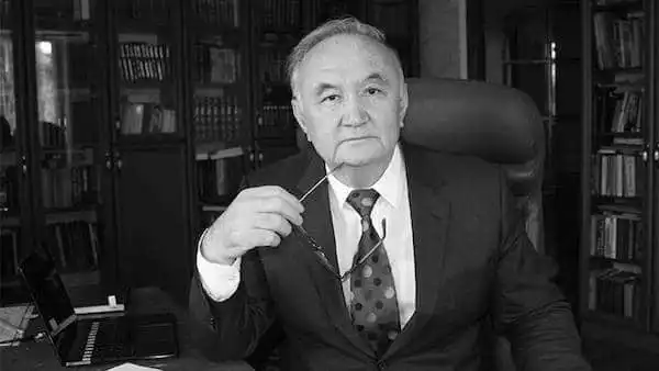 Умер известный казахстанский поэт Есенгали Раушанов