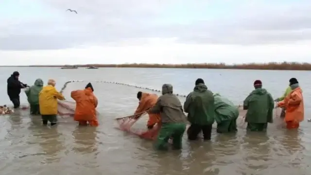В Атырау на берегу реки Жайык за один день собрали 7 тонн мусора
