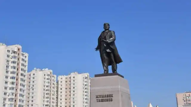 В Нур-Султане открыли памятник Жумабеку Ташенову