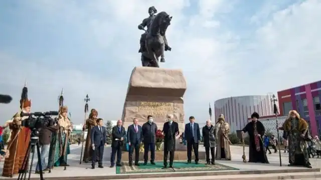 В Талдыкоргане установили памятник Жолбарыс бию