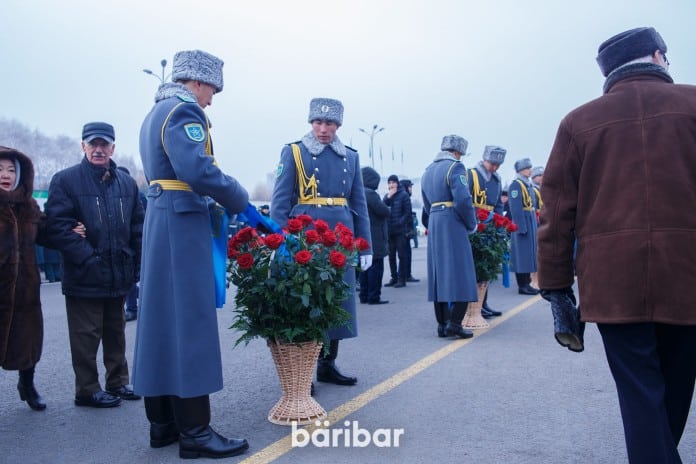 День независимости, возложение цветов